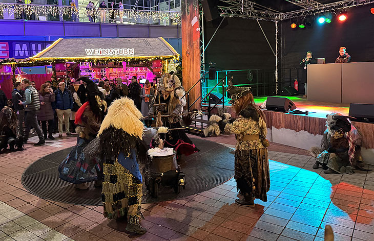 am 22.11.2024 kommen die „Frisinga Fratzn“ - Perchtenläufer zum Weihnachts-und Wintermarkt im MAC Munich Airport Center (Foto: Martin Schmitz) 